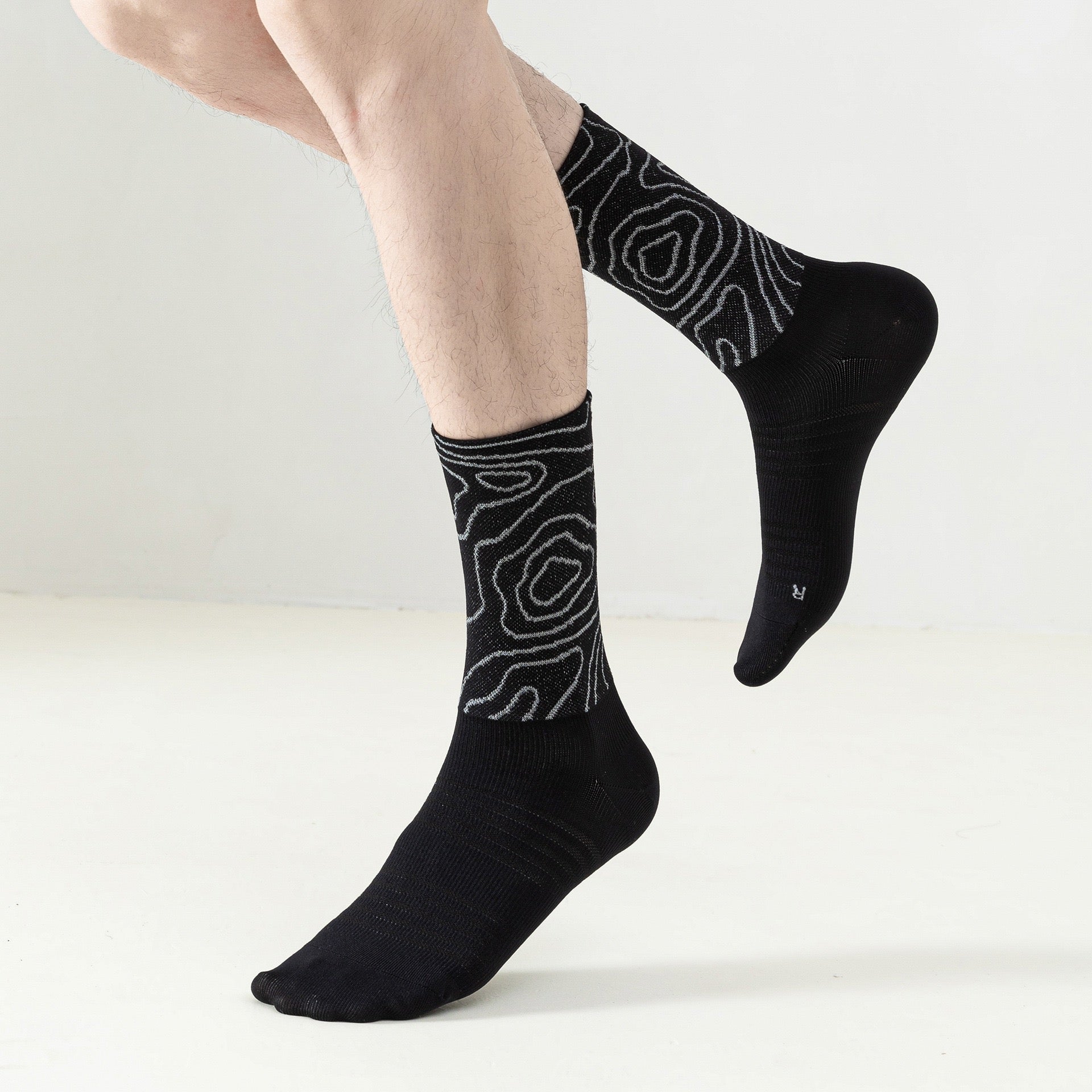 Professional Cycling Socks – Mid-Calf Reflective Sports Socks for Men & Women, Breathable & Quick-Dry